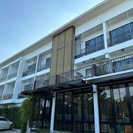 Mosstel Hotell Phitsanulok Exteriör bild