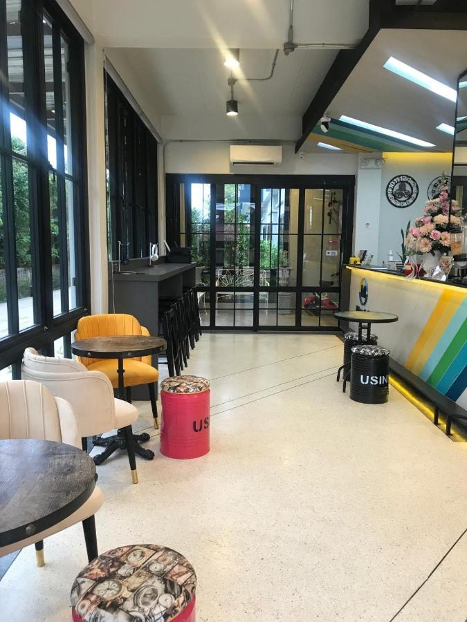 Mosstel Hotell Phitsanulok Exteriör bild