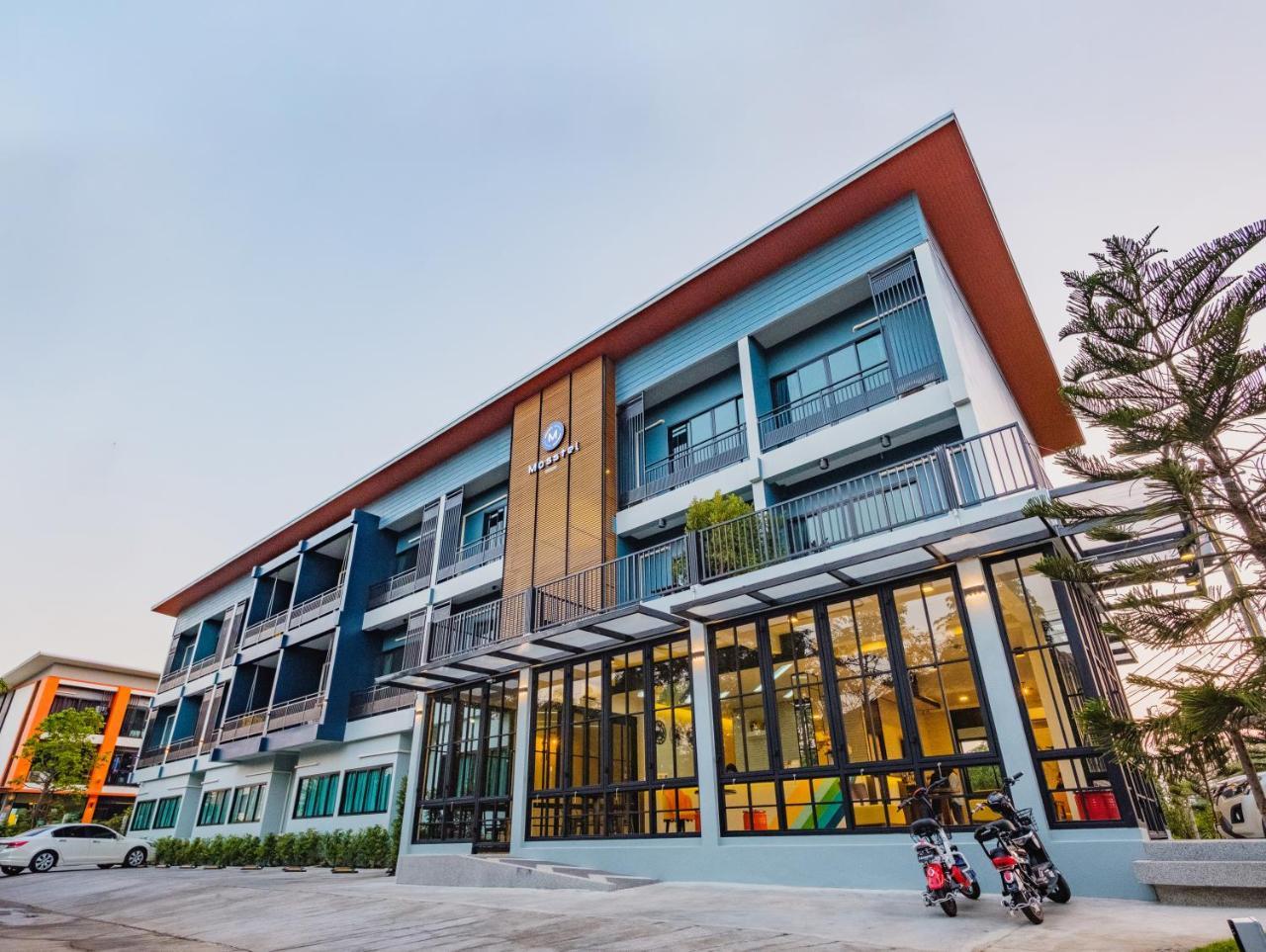 Mosstel Hotell Phitsanulok Exteriör bild
