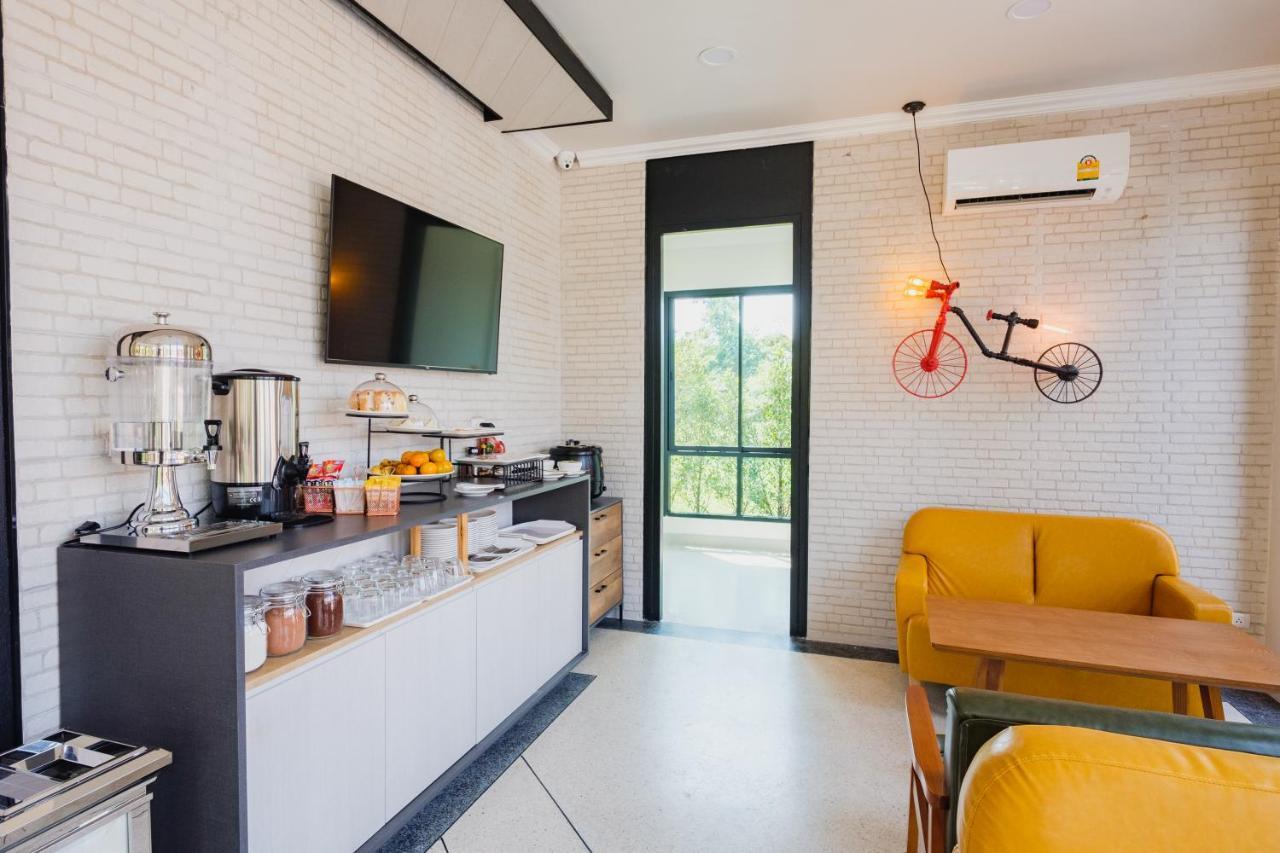 Mosstel Hotell Phitsanulok Exteriör bild